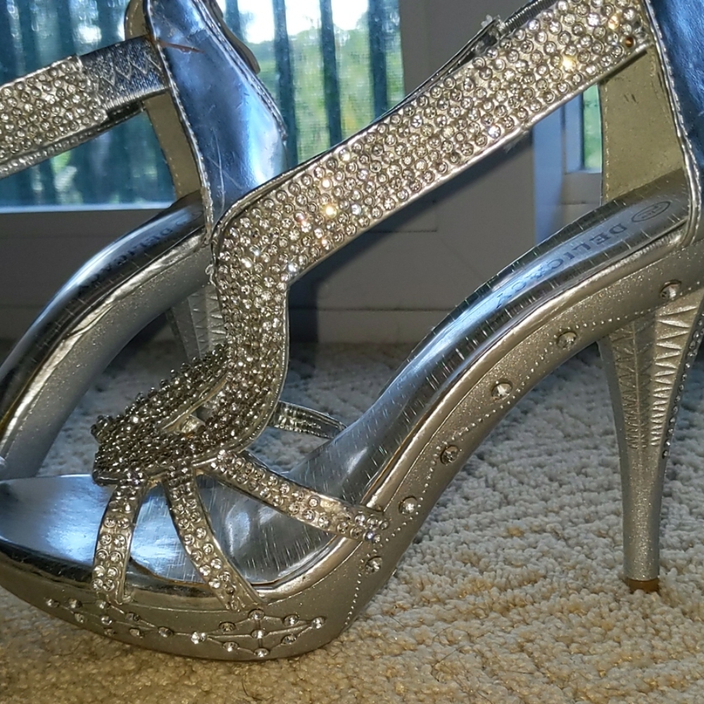 💎 SEXY Studded Silver Heels 💎